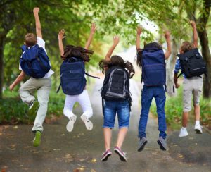 <p>Många grundskolor och gymnasier ordnar skolresor av olika slag. Det kan vara hela skolan som ger sig iväg några dagar, eller bara en klass. För många barn och unga år skolresorna ett minne för livet. Dels knyter de starkare band till sina vänner, samtidigt som de får komma iväg och en kortare period försöka klara sig själva utan sina föräldrar nära till hands. Skolresor är på det sättet både bildande och underhållande. Det är vanligt att skolor väljer att ordna resor för sina elever till exempelvis djurparker. Där kan de både få komma iväg på en utflykt, samtidigt som de får lära sig något under tiden. I Sverige skall skolresor vara tillgängliga för alla barn, ändå är de inte alltid det. Det kan finnas olika faktorer som sätter käppar i hjulet. Men det finns också saker man kan göra för att göra skolresor möjliga oavsett vilken familj eller bakgrund barnen har.</p><h2>Om en skolresa blir för dyr</h2><p>Det har blivit vanligt att föräldrar kritiserar att det är för <a href="https://www.hd.se/2017-02-21/foraldrar-starkt-kritiska-till-kostnad-for-skolresa">dyrt med skolresor</a>. Det är tyvärr en verklighet som är väldigt svår för de familjer som är låginkomsttagare. Även fast en skolresa kanske bara skulle kosta några hundralappar kan det i vissa familjer vara omöjligt att lägga ut den summan pengar. Det å sin sida kan leda till att vissa barn inte har möjlighet att delta på skolresorna. Det gör dem både uteslutna ur den gemenskap som en skolresa innebär, samtidigt som de indirekt bestraffas för att de inte har råd. I ett välfärdsland som Sverige skall alla barn ha likadana möjligheter. Enligt Skolinspektionen som reglerar hur skolor skall skötas, vad de får och inte får göra, är det inte okej att kräva att elever själva skall betala för skolresan, oavsett hur liten summan är. Skolans verksamhet skall vara gratis för alla elever. Om ens barn går på en skola där det krävs att eleverna själva betalar för en skolresa kan man anmäla detta till skolinspektionen. Det är alltid bäst att först kontakta skolan, sedan kommunen och att ta hjälp av föräldraföreningar på skolan. Ju fler föräldrar som går ihop desto lättare är det att påverka.</p><h2>Att hjälpa till med en skolresa</h2><p>Ibland kan man som vuxen hjälpa skolor att möjliggöra för alla studenter att få komma med på en skolresa. Ibland behövs det fler vuxna än antalet lärare på skolan som följer med, då kan man som förälder ställa upp som frivillig. Väljer man att engagera sig i sitt barns skolgång på det viset hjälper man både skolan, andra barn och sitt eget barn till en jämlik utbildning. En <a href="http://www.advantumkompetens.se/oppna-utbildningar/ledarskap/coachande-ledarskap/">utbildning ledarskap är alltid bra att ha i bagaget</a>, speciellt om man vill använda sin tid till att jobba med barn. Därför kan det vara bra att också lära sig mer om ledarskap innan man följer med skolan på en resa. Skolans pedagoger har förhoppningsvis alla utbildningar i ämnet, men det är bra om även andra vuxna i barnens närhet har kunskap inom området. Andra sätt att hjälpa till att möjliggöra en skolresa är att gemensamt med andra föräldrar ordna försäljningar, och låta pengarna som kommer in gå till de barn som är i behov av ekonomiskt stöd.</p>